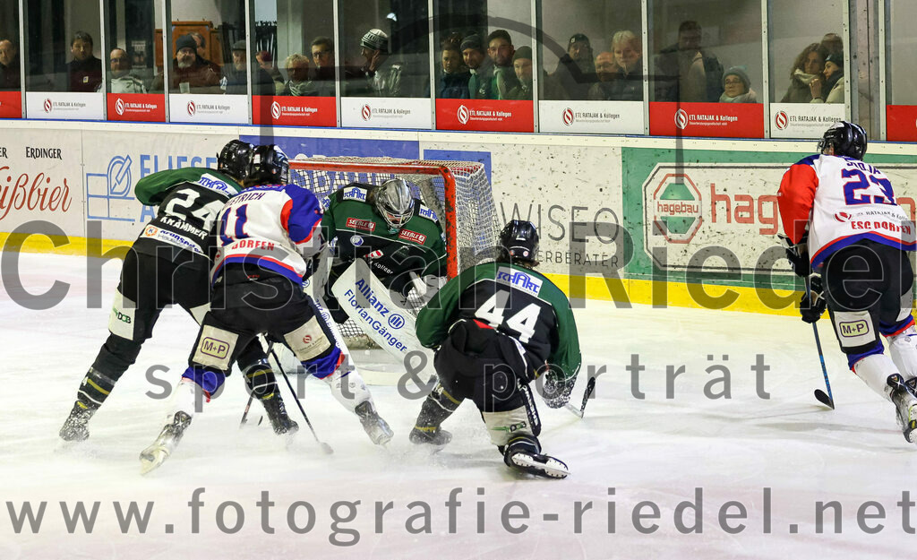2023-01-22_029_Eishockey_TSV_Erding_gegen_ESC_Dorfen | Erding, Deutschland, 22.01.2023:
Eishockey, Bayernliga 2022 / 2023, 29. Spieltag, TSV Erding gegen ESC Dorfen, Endergebnis: 6:2

Lukas Krämmer (Erding Gladiators, #24), Benedikt Dietrich (ESC Dorfen, #11), Torwart Christoph Schedlbauer (Erding Gladiators, #31), Paul Wallek (Erding Gladiators, #44), Urban Sodja (ESC Dorfen, #23)

Foto: Christian Riedel / fotografie-riedel.net
