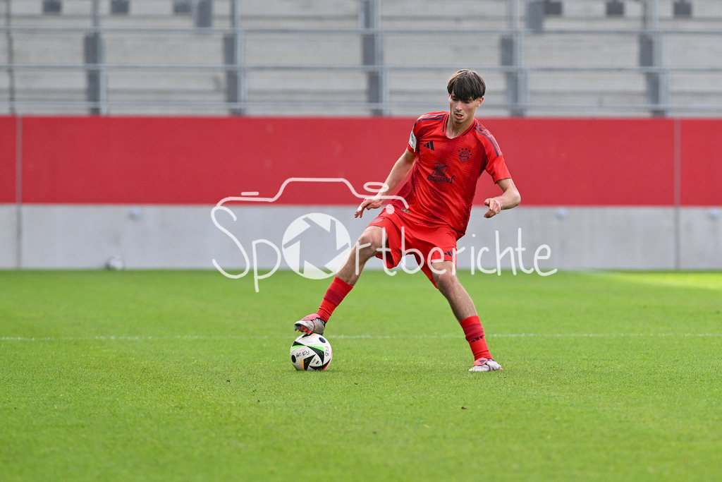FC Bayern München U19 - SpVgg Unterhaching U19 | am Ball Roko MIJATOVIC (FC Bayern München U19 #4) / Freisteller / Einzelfoto