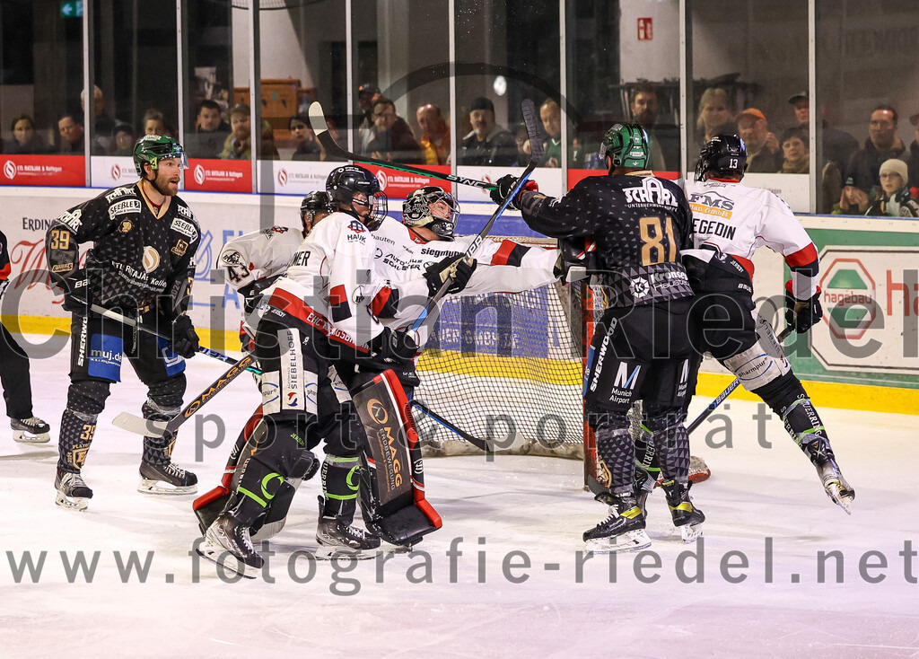 2024-03-15_079_TSV_Erding_gegen_EHC_Koenigsbrunn | Erding, Deutschland, 15.03.2024:
Eishockey, Bayernliga Playoffs 2023 / 2024, 3. Spieltag, TSV Erding gegen EHC Königsbrunn, Endergebnis: 3:4 n. V.

Torwart Stefan Vajs (EHC Königsbrunn, #32), Maximilian Forster (Erding Gladiators, #81), Luca Szegedin (EHC Königsbrunn, #13)

Foto: Christian Riedel / fotografie-riedel.net