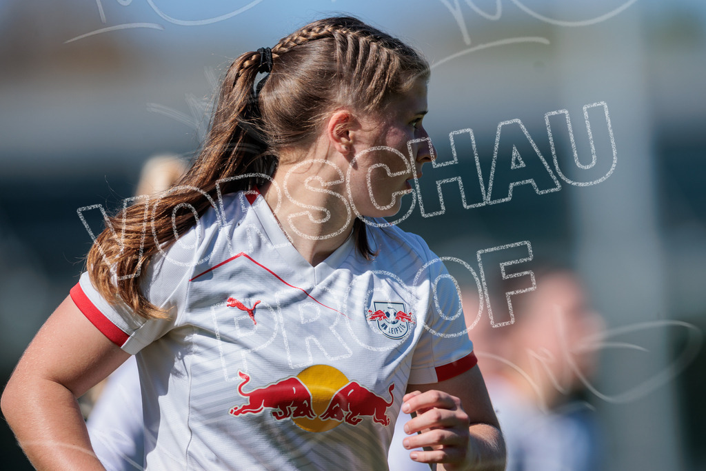 Gipfeltreffen der Frauen: Finale um den Sachsenlotto Landespokal 2026 | Am 1. Mai 2026 trafen im Endspiel des Sachsenlotto Landespokals die Frauen des Chemnitzer FC und die zweite Mannschaft von RasenBallsport Leipzig aufeinander. Vor stimmungsvoller Kulisse kämpften beide Teams ab 15:00 Uhr um die begehrte Trophäe des sächsischen Fußballs. Diese Galerie zeigt die Highlights, packende Zweikämpfe und die emotionalsten Momente des Finaltags. - Realisiert mit Pictrs.com