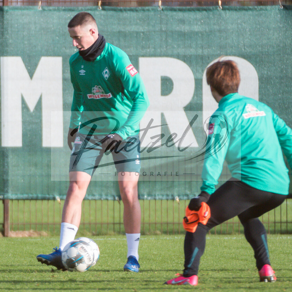 20200218_TRASVW_0073 | Fussball, Herren: Marco Friedl (Werder Bremen) in Aktion, am Ball, Einzelaktion waehrend der Trainingseinheit des SV Werder Bremen auf dem wohninvest Weserstadion Trainingsplatz am 18.02.2020 in Bremen, Deutschland. - Realisiert mit Pictrs.com