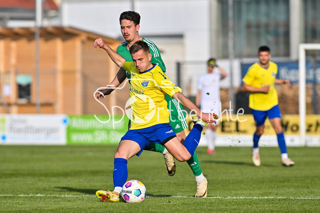 FC Pipinsried - TSV Grünwald | am Ball Alexander LUNGWITZ (FC Pipinsried 13) / Einzelfoto / Freisteller / Bayernliga Sued: FC Pipinsried - TSV Gruenwald, Kuechenstadel Arena am 11.04.2025