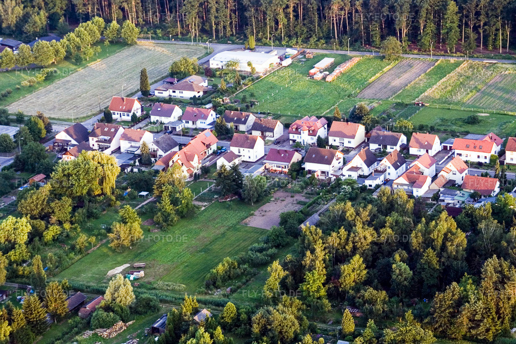 Luftbild: In den Boschgärten, Grenzstr im Ortsteil Schaidt in Wörth im Bundesland Rheinland-Pfalz in Deutschland. Foto: IMG_3191.jpg vom 30.06.2006 durch Werner Riehm/FLY-FOTO.de