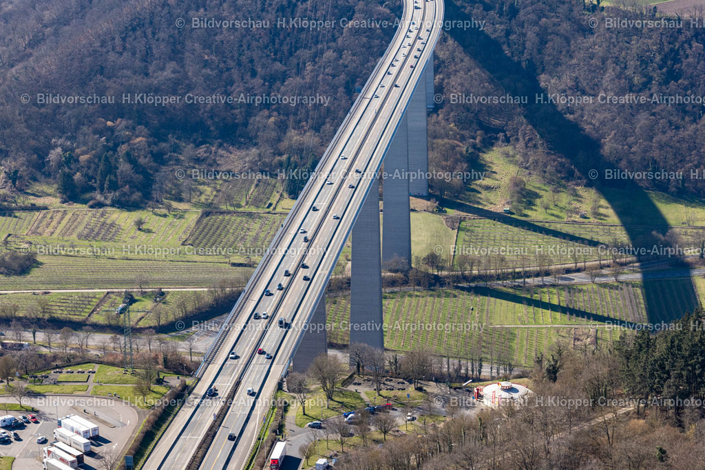 Luftbilder Winningen-9898 | Luftbildfotografie Streckenführung und Fahrspuren im Verlauf der Autobahn- Brücke der BAB A" Moseltalbrücke " an der Straße Moseltalbrücke BAB A61 in Winningen im Bundesland Rheinland-Pfalz, Deutschland - Realisiert mit Pictrs.com
