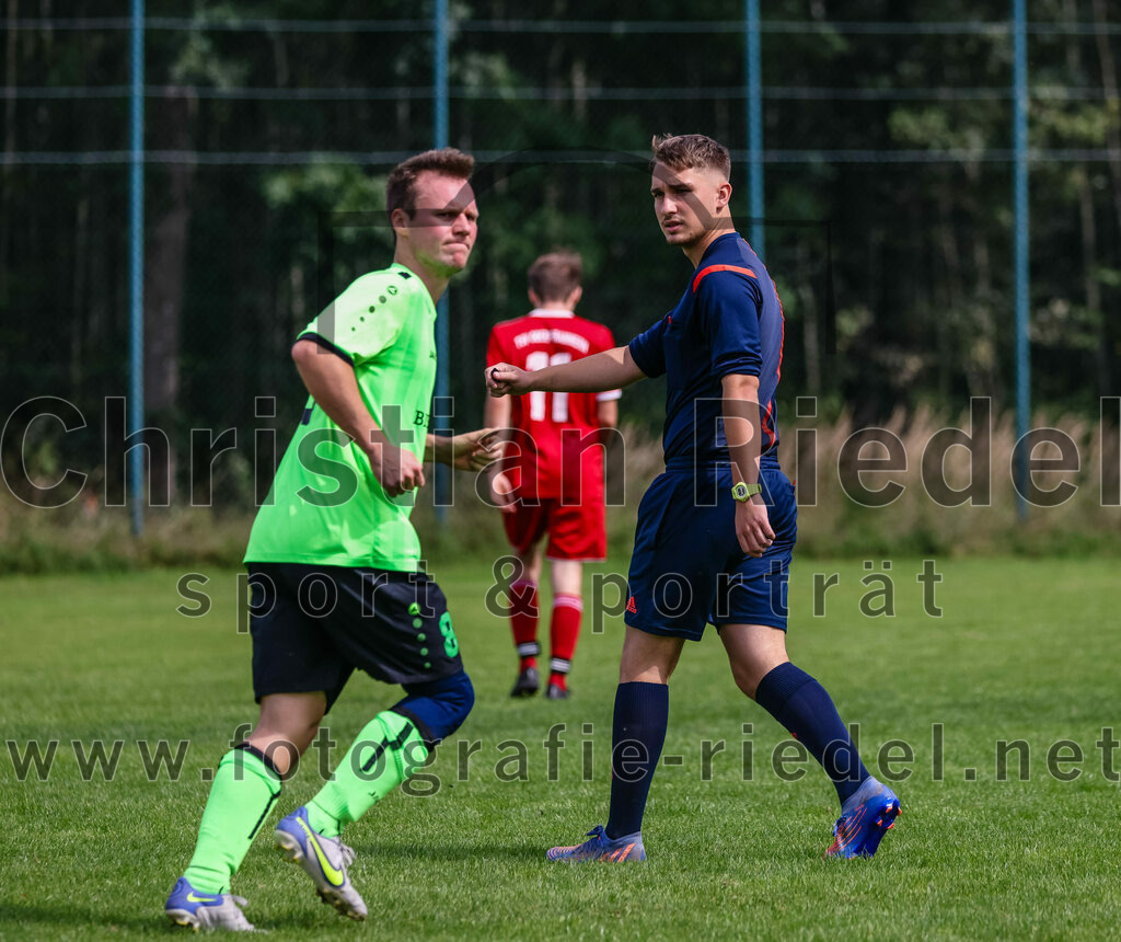2023-09-03_001_TSV_Oberpframmern_II_gegen_TSV_Hohenbrunn_II | Oberpframmern, Deutschland, 03.09.2023:
Fußball, B-Klasse 2023 / 2024, 3. Spieltag, TSV Oberpframmern II gegen TSV Hohenbrunn II, Endergebnis: 0:2

Schiedsrichter Karlo Kerovec

Foto: Christian Riedel / fotografie-riedel.net