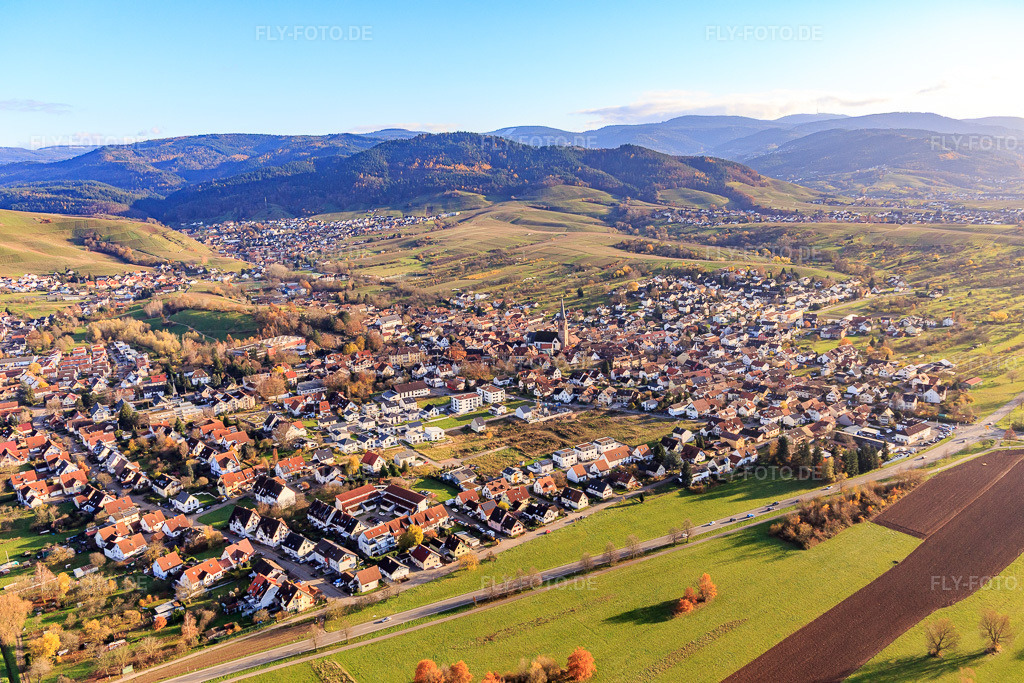 Luftbild: Ortsansicht von Nordwesten am Schwarzwaldrand im Ortsteil Steinbach in Baden-Baden im Bundesland Baden-Württemberg in Deutschland. Foto: IMG_119890.jpg vom 30.11.2019 durch Werner Riehm/FLY-FOTO.de