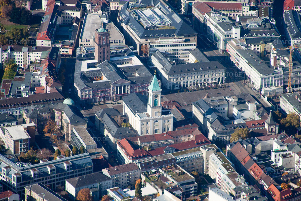 Luftbild: Marktplatz, Stadtkirche im Ortsteil Innenstadt-Ost in Karlsruhe im Bundesland Baden-Württemberg in Deutschland. Foto: IMG_35154.jpg vom 31.10.2010 durch Werner Riehm/FLY-FOTO.de