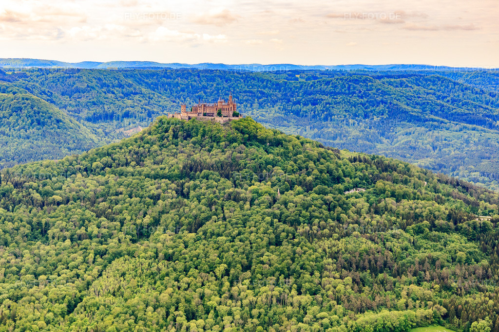 Luftbild: Burg Hohenzollern im Ortsteil Zimmern in Bisingen im Bundesland Baden-Württemberg in Deutschland. Foto: IMG_114688.jpg vom 31.05.2019 durch Werner Riehm/FLY-FOTO.deBurg Hohenzollern