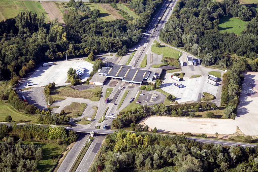 Aerial view: Truck parking areas and open-air storage at the former Lauterbourg border crossing, now the Bienwald Federal Police station in Scheibenhard in the state Bas-Rhin, France. – Photo: IMG_8077.jpg taken on 09/15/2007 by Werner Riehm/FLY-FOTO.com – Resolution of the original: 3456 x 2304 px