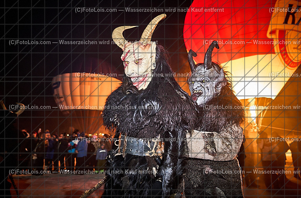 _ALP8212_NACHTderBALLONE_Lackenhof_Gaminger Oetscherteufel | ... mit dem Ballonsportclub Ötscherland aus Wieselburg, der Bergrettung Lackenhof mit einer Schauübung, der Perchtengruppe 'Gaminger Ötscherteufeln' und dem Musikverein Lackenhof,  So 28. Dezember 2025.       Einen wesentlichen Teil der Veranstaltung nahmen die 'Gaminger Ötscherteufeln' ein und machten aus dem Weitental vor der Ötscherlift-Talstation einen echten Hexenkessel.