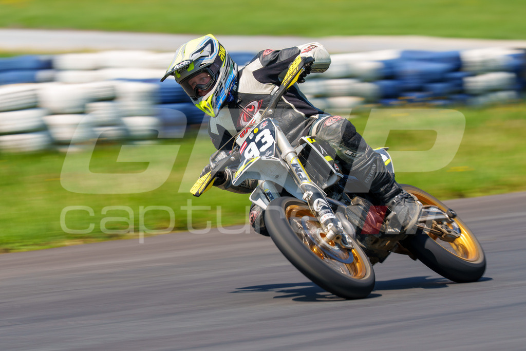 G-Cup + Supermoto Staatsmeisterschaft + Hungarian Supermoto Championship | GRIPcapture steht für authentische Sportfotografie in Österreich – für Momente, die mehr sind als Geschwindigkeit oder Ergebnis. Es geht um Emotion, Spannung, Fokus und den Augenblick, der oft nur einen Wimpernschlag dauert.Ob Motorsport, Teamsport oder 