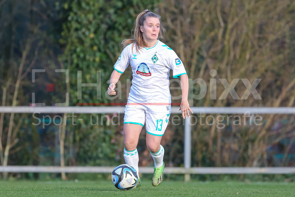 Fussball, Testspiel Frauen, SV Henstedt-Ulzburg - SV Werder Bremen | v.li.: Ricarda Walkling (SV Werder Bremen, 13) am Ball, Freisteller, Einzelbild, Ganzkörper, Aktion, Action, Spielszene