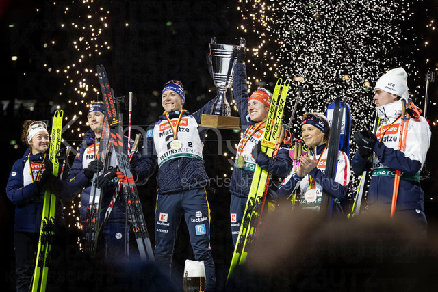 bett1.de WTC Biathlon auf Schalke, 28.12.2025 | Die Siegerehrung: Platz 1: Janina Hettich-Walz (Team Deutschland 1) und Justus Strelow (Team Deutschland 1), Platz 2: Lou Jeanmonnot (Team Frankreich) und Fabien Claude (Team Frankreich) und Platz 3 Juni Arnekleiv (Team Norwegen) und Mats Oeverby (Team Norwegen) bei der World Team Challenge (bett1.de WTC Biathlon auf Schalke) am 28.12.2025 in der Veltins-Arena in Gelsenkirchen (Deutschland). 