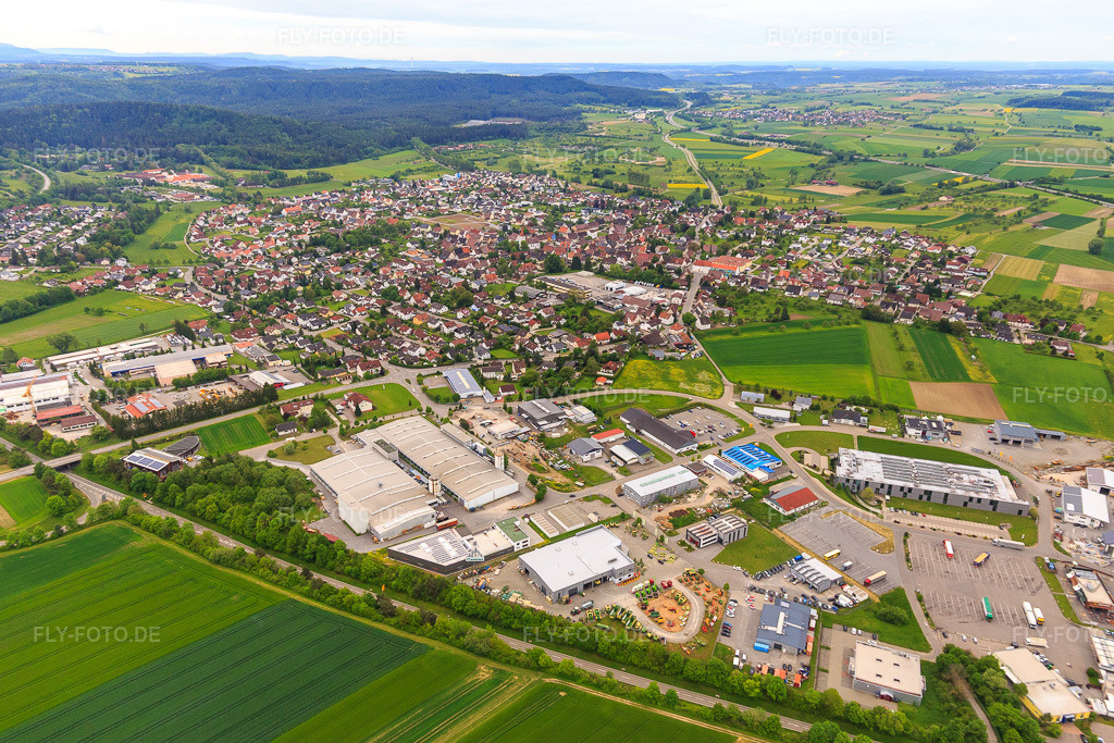 Luftbild: Ortsansicht von Norden hinter dem LKW Parkplatz Autohof Vöhringen in Vöhringen im Bundesland Baden-Württemberg in Deutschland.Foto: IMG_114728.jpg vom 31.05.2019 durch Werner Riehm/FLY-FOTO.deAuflösung des Originals: 5366 x 3577 px24-TOTAL Autohof Sulz-Vöhringen - 24-Autohof - Beste Autohofkette seit 2007