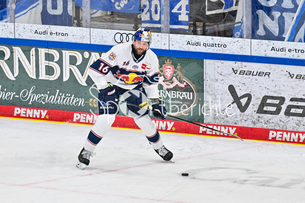 ERC Ingolstadt - EHC RB München | INGOLSTADT, GERMANY - 27. MAERZ: am Puck Konrad ABELTSHAUSER (RBM 16) / Einzelfoto / Freisteller während dem Match zwischen dem ERC Ingolstadt und dem EHC RB München bei Spiel 2 des DEL Playoff Viertelfinales in der Saturn Arena
