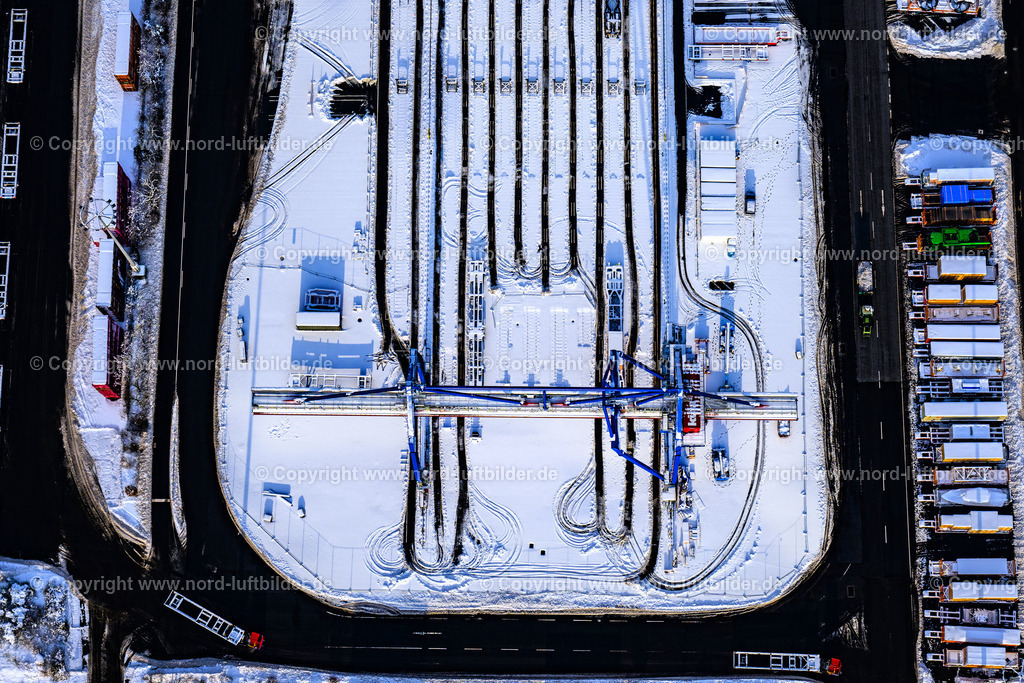 Hamburg_Altenwerder_Containerterminal_Winter_Schnee_ELS_3347050126 | HAMBURG 05.01.2026 Winterlich schneebedeckte Containerterminal HHLA Container Terminal Altenwerder (CTA)Container Verladung Schinenverkehr am Ufer der Elbe im Stadtteil Altenwerder in Hamburg. Weiterführende Informationen bei: Hafen Hamburg Marketing e.V. (HHM). // Wintry snowy container Terminal HHLA Container Terminal Altenwerder (CTA) on the Elbe riverbank in the Altenwerder part of Hamburg in Germany. Further information at: Hafen Hamburg Marketing e.V. (HHM). Foto: Martin Elsen