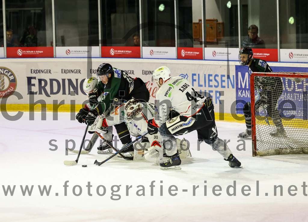 2022-11-04_074_Eishockey_TSV_Erding_gegen_TSV_Peissenberg | Erding, Deutschland, 04.11.2022:
Eishockey, Bayernliga 2022 / 2023, 10. Spieltag, TSV Erding gegen TSV Peißenberg, Endergebnis: 4:3

Marc Barchmann (Erding Gladiators, #10), Torwart Korbinian Sertl (TSV Peissenberg, #31), Martin Lidl (TSV Peissenberg, #44)

Foto: Christian Riedel / fotografie-riedel.net