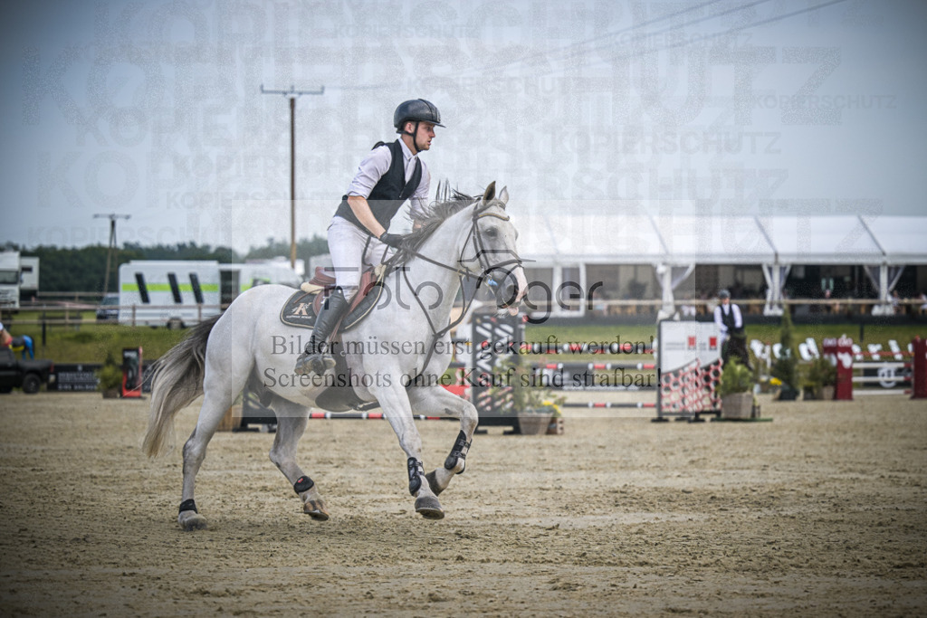 DOS_1016 | Entdecke hochwertige Reitturnierfotos von Foto Oger. Professionell, emotional und authentisch – jetzt Lieblingsmomente im Shop bestellen.Deutschlandweite Turnierfotografie. - Realisiert mit Pictrs.com