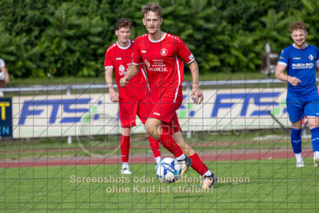 20250824_164211_0498 | #,1.FC Eislingen (blau) vs. MTV Stuttgart (rot), Fussball, Landesliga 2 - wfv, 02. Spieltag, Saison 2025/2026, Rasenplatz, Eichbachstation, Haldenstraße, 73054 Eislingen, 24.08.2025 - 15:00 Uhr,Foto: PhotoPeet-Sportfotografie/Peter Harich