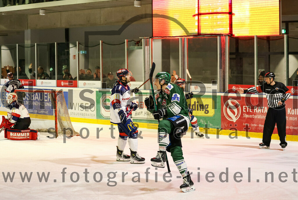 2024-01-05_145_TSV_Erding_gegen_VfE_Ulm-Neu-Ulm | Erding, Deutschland, 05.01.2024:
Eishockey, Bayernliga Vorrunde 2023 / 2024, 22. Spieltag, TSV Erding gegen VfE Ulm/Neu-Ulm, Endergebnis: 7:6

Torwart David Heckenberger (VfE Ulm/Neu-Ulm e. V., #3), Michael Franz (Erding Gladiators, #13)

Foto: Christian Riedel / fotografie-riedel.net