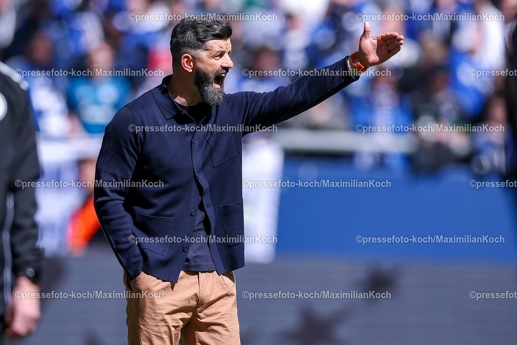 S0419042601025 | 19.04.2026, Fußball, FC Schalke 04 - SC Preußen Münster, 30. Spieltag, 2. Fußball Bundesliga, Veltins-Arena Gelsenkirchen, Saison 2025 2026: Cheftrainer Miron Muslic (Schalke04) gestikulierend am Spielfeldrand   DFB regulations prohibit any use of photographs as image sequences and or quasi-video.