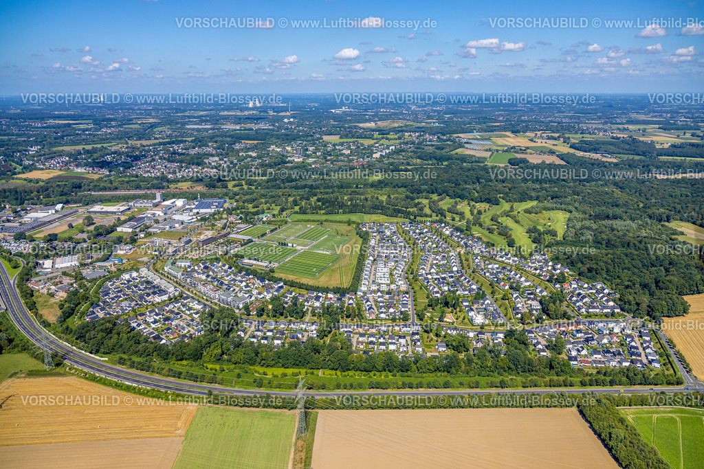 Dortmund240800342 | Luftbild, BVB 09 Borussia Dortmund Trainingszentrum an der Adi-Preißler-Allee, Fußballfelder, Wohnanlage Brackeler Feld Hohenbuschei, hinten der Golfplatz des Royal Saint Barbara's Dortmund Golf Club e.V., Brackel, Dortmund, Ruhrgebiet, Nordrhein-Westfalen, Deutschland