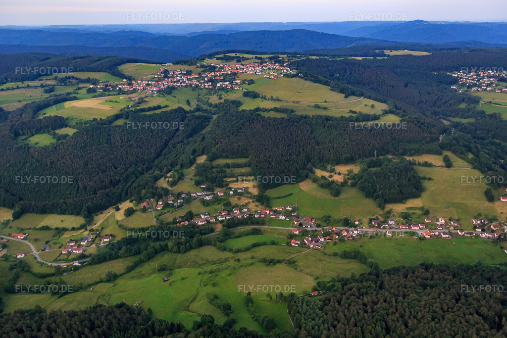 Luftbild: Ortsansicht von Osten im Ortsteil Rothenberg in Oberzent im Bundesland Hessen in Deutschland. – Foto: IMG_089518.jpg vom 10.06.2016 durch Werner Riehm/FLY-FOTO.de – Auflösung des Originals: 5472 x 3648 px