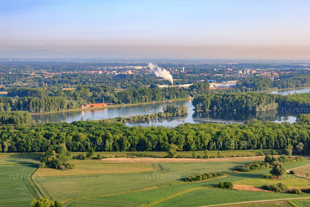 Luftbild: Blick vom Saalbachaltrhein zum Ziegeleimuseum am Rheindamm von Osten in Germersheim im Bundesland Rheinland-Pfalz in Deutschland.Foto: IMG_64862.jpg vom 18.05.2014 durch Werner Riehm/FLY-FOTO.deAuflösung des Originals: 4752 x 3168 px
