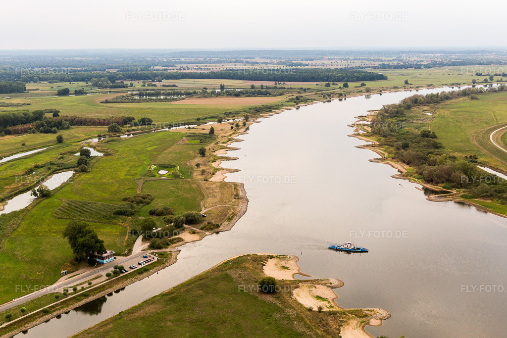 Luftbild: Fahrt eines Fähr- Schiffes über die Elbe in Bleckede im Bundesland Niedersachsen in Deutschland. Foto: IMG_109967.jpg vom 15.08.2018 durch Werner Riehm/FLY-FOTO.de
