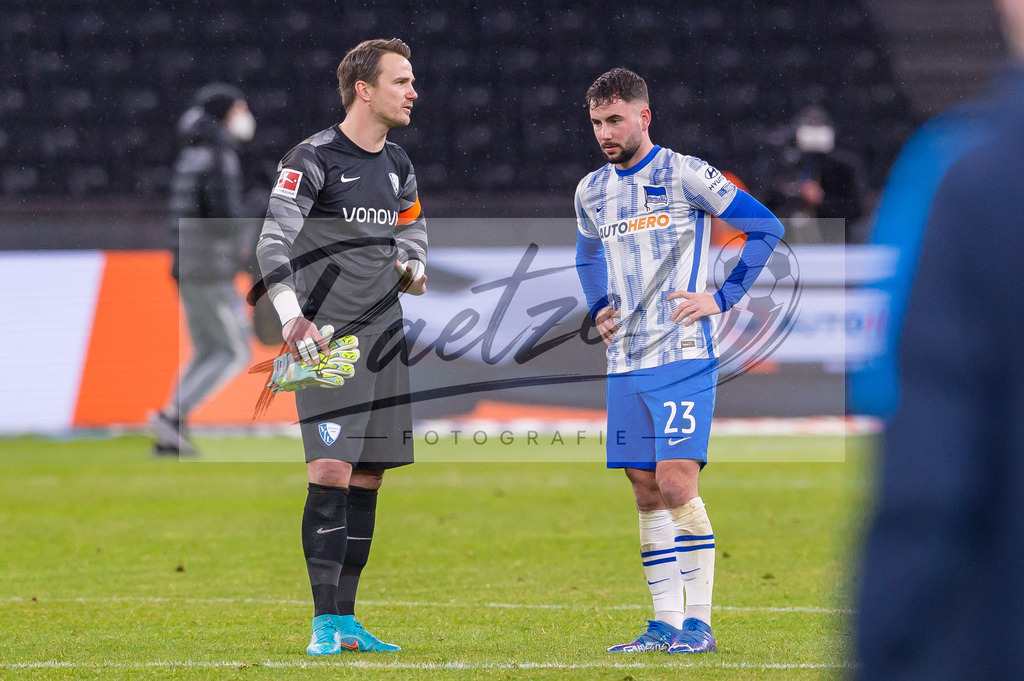 HERBOC20220204_072 | Fussball, Herren: Torwart Manuel Riemann (VfL Bochum) spricht mit Marco Richter (Hertha BSC) bei dem Spiel der 1. Bundesliga zwischen Hertha BSC und VfL Bochum im Olypiastadion am 04.02.2022 in Berlin, Deutschland.DFB / DFL REGULATIONS PROHIBIT ANY USE OF PHOTOGRAPHS AS IMAGE SEQUENCES AND/OR QUASI-VIDEO. - Realisiert mit Pictrs.com