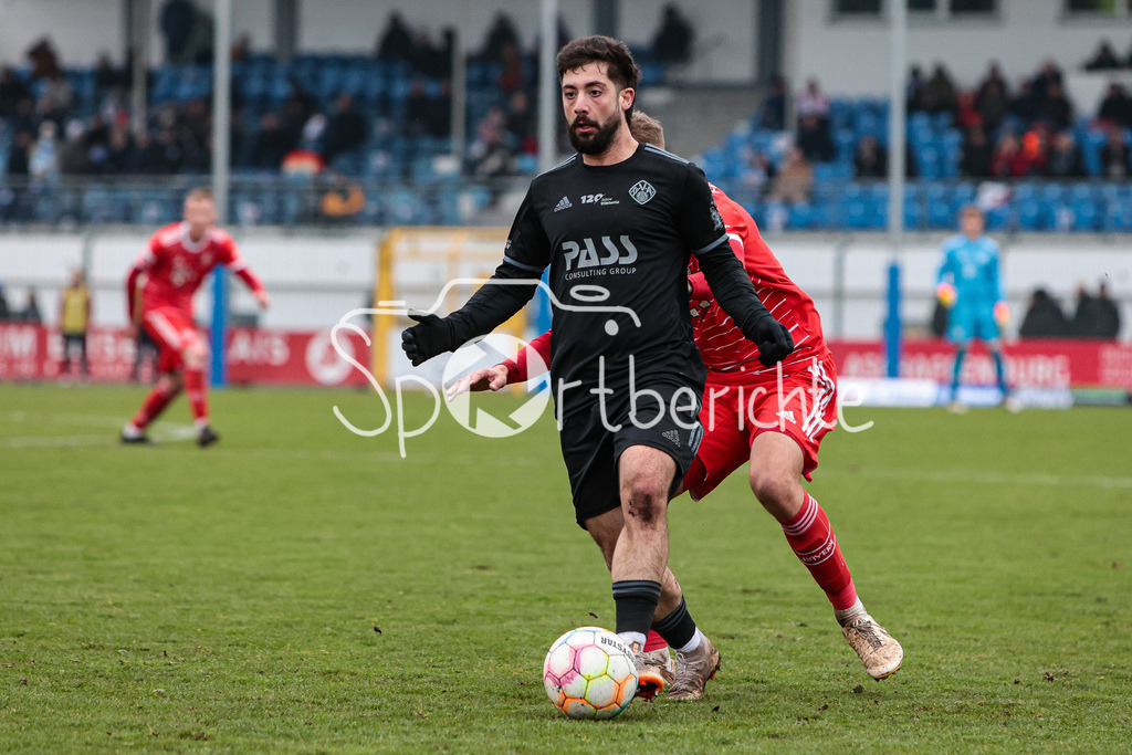 SV Vikoria Aschaffenburg - FC Bayern Amateure | Clay VERKAJ (SVVA #9) am Ball