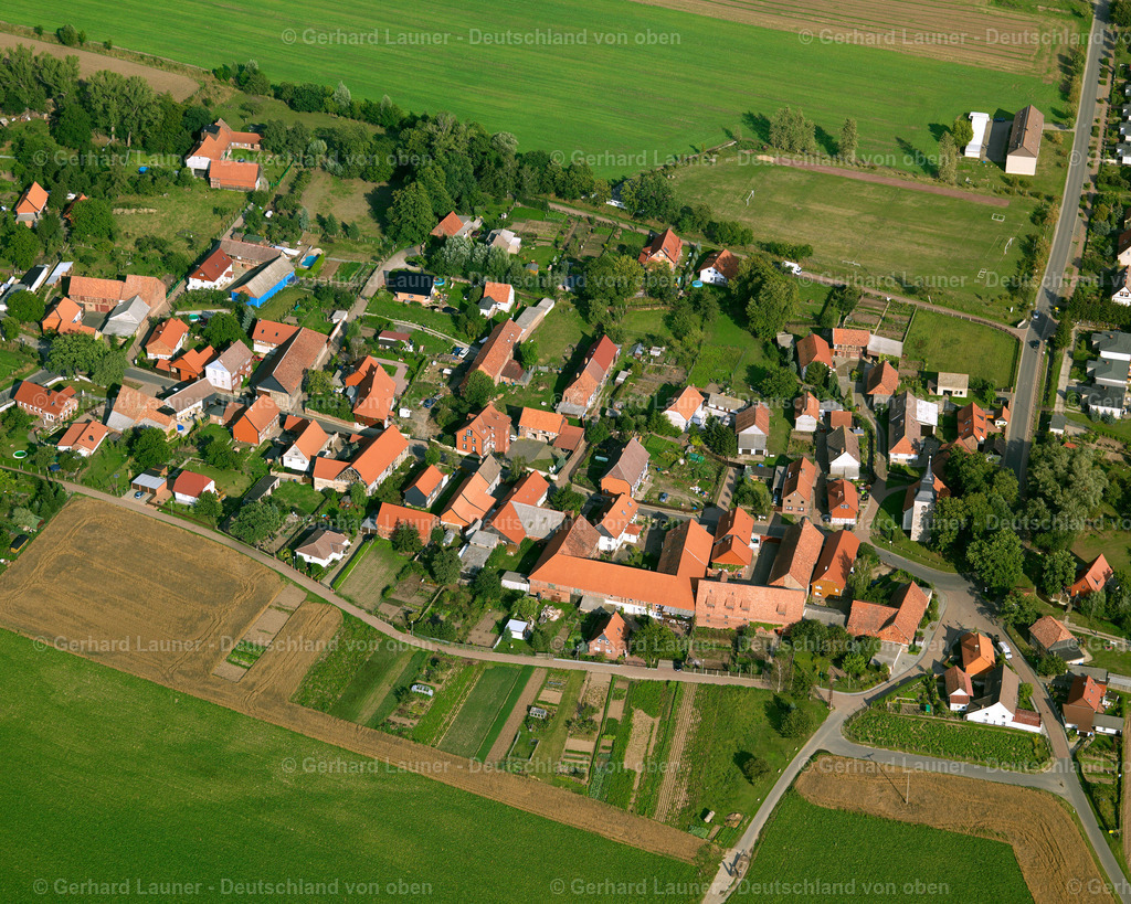 2638847 | RIMBECK 23.08.2006 Landwirtschaftliche Nutzflächen und Feldgrenzen  umsäumen das Siedlungsgebiet des Dorfes in Rimbeck im Bundesland Sachsen-Anhalt, Deutschland // Agricultural land and field boundaries surround the settlement area of the village  in Rimbeck in the state Saxony-Anhalt, Germany Foto: Gerhard Launer