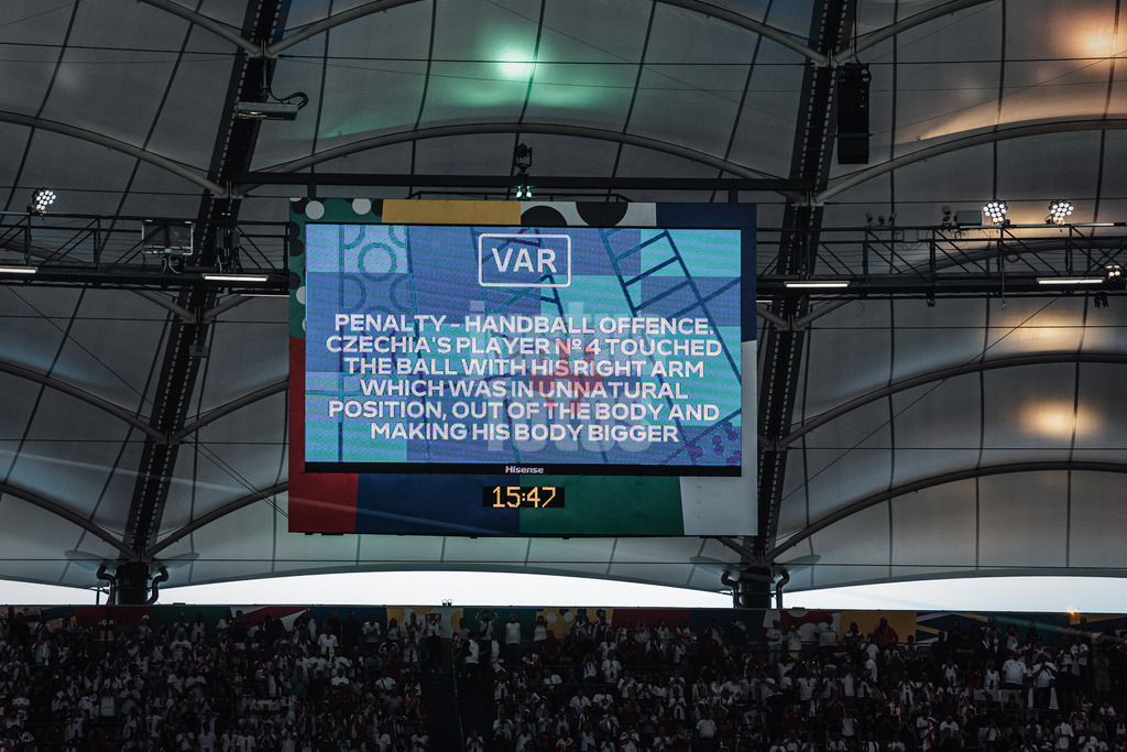 Fußball | Herren | UEFA-Fußball-Europameisterschaft 2024 | Gruppe F | Georgien vs. Tschechien | 22.06.2024 | Anzeige der Arena Penalty Handball Offence Czechias Player Number 4 Touched The Ball With His Right Arm Which Was In Unnatural Position Out Of The Body And Making His Body Bigger