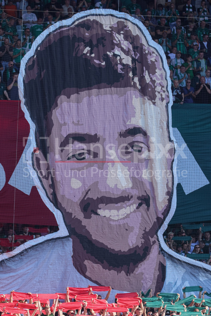 Fussball, Bundesliga, SV Werder Bremen - FC Bayern München | v.li.: Die Werderfans Fans zeigen eine Choreo ein Konterfei, Bild, Portrait zu Ehren des ermordeten Werderfans Hersh Goldberg-Polin, der durch die Hamas entführt und in Geiselhaft getötet wurde, Andenken, Gedenken, Choreographie der Zuschauer, Fans, Publikum, Zuschauer, Stimmung, Atmosphäre, Stadion, DIE DFL-RICHTLINIEN UNTERSAGEN JEGLICHE NUTZUNG VON FOTOS ALS SEQUENZBILDER UND/ODER VIDEOÄHNLICHE FOTOSTRECKEN. DFL REGULATIONS PROHIBIT ANY USE OF PHOTOGRAPHS AS IMAGE SEQUENCES AND/OR QUASI-VIDEO.