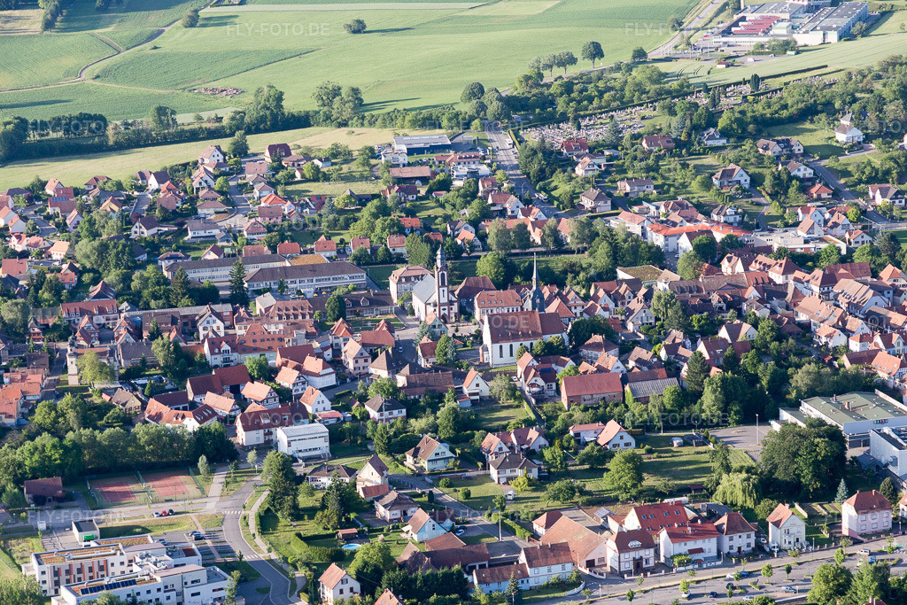 Luftbild: Ortsansicht in Soultz-sous-Forêts im Bundesland Bas-Rhin in Frankreich. Foto: IMG_100827.jpg vom 08.06.2017 durch Werner Riehm/FLY-FOTO.de