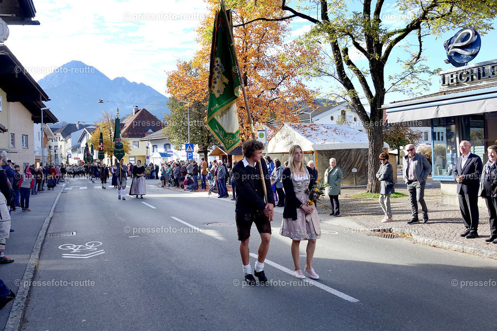 c-news-2022-Okt16-LJ_Erntedank_Reutte-FAHNENTRAGER-DSD04613 | Info aus dem Bezirk Reutte/Ausserfern Tirol sowie eine umfangreiche Bilddatenbank über die gesamte Region: Lechtal, Talkessel Reutte, Tannheimertal, Zwischentoren. Lech, Plansee, Zugspitze, Grenztunnel, B179, Fernpassstraße, Verkehr, Lawinen, Tradition, - Realisiert mit Pictrs.com
