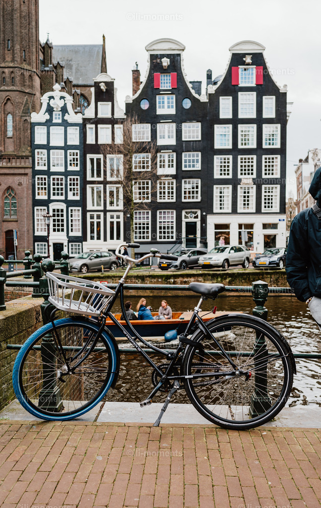 urbanes Hollandrad | Ein klassisches Hollandfahrrad vor der typischen Stadtkulisse Amsterdams. Dieses Bild vereint urbanen Lifestyle und charmantes Design – ideal als Kunstdruck für stilvolle und lebendige Raumgestaltungen. - Realisiert mit Pictrs.com