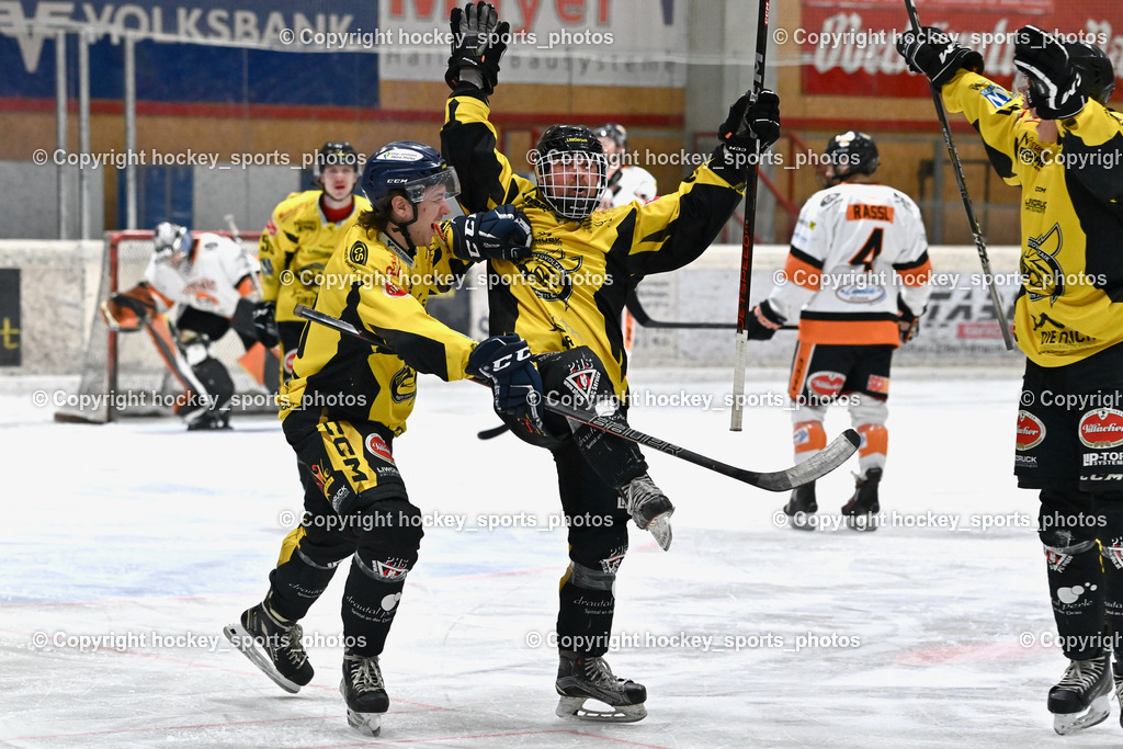 EC Hornets Spittal vs. USC Piraten Velden 18.2.2024 | #10 Ortner Philipp EC Hornets Spittal, #98 Thalhammer Dominic EC Hornets Spittal, EC Hornets Spittal vs. USC Piraten Velden 18.2.2024, EC Hornets Spittal vs. USC Piraten Velden 18.2.2024 am 18.02.2024 in Spittal an der Drau (Eissportzentrum Spittal), Austria, (Photo by Bernd Stefan)