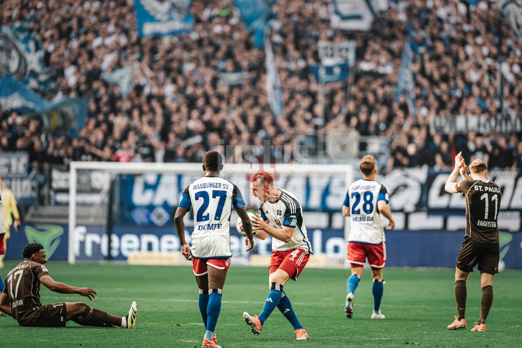 Fußball | Männer | Saison 2023/2024 | 2. Fußball-Bundesliga | 32. Spieltag | Hamburger SV vs. FC St. Pauli  | 03.05.2024 | Sebastian Schonlau (#4, HSV) ärgert sich
