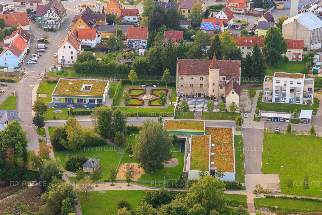 Luftbild: Unteres Schloss und Kindergarten am Donaupark in Immendingen im Bundesland Baden-Württemberg in Deutschland. Foto: IMG_102770.jpg vom 25.08.2017 durch Werner Riehm/FLY-FOTO.de