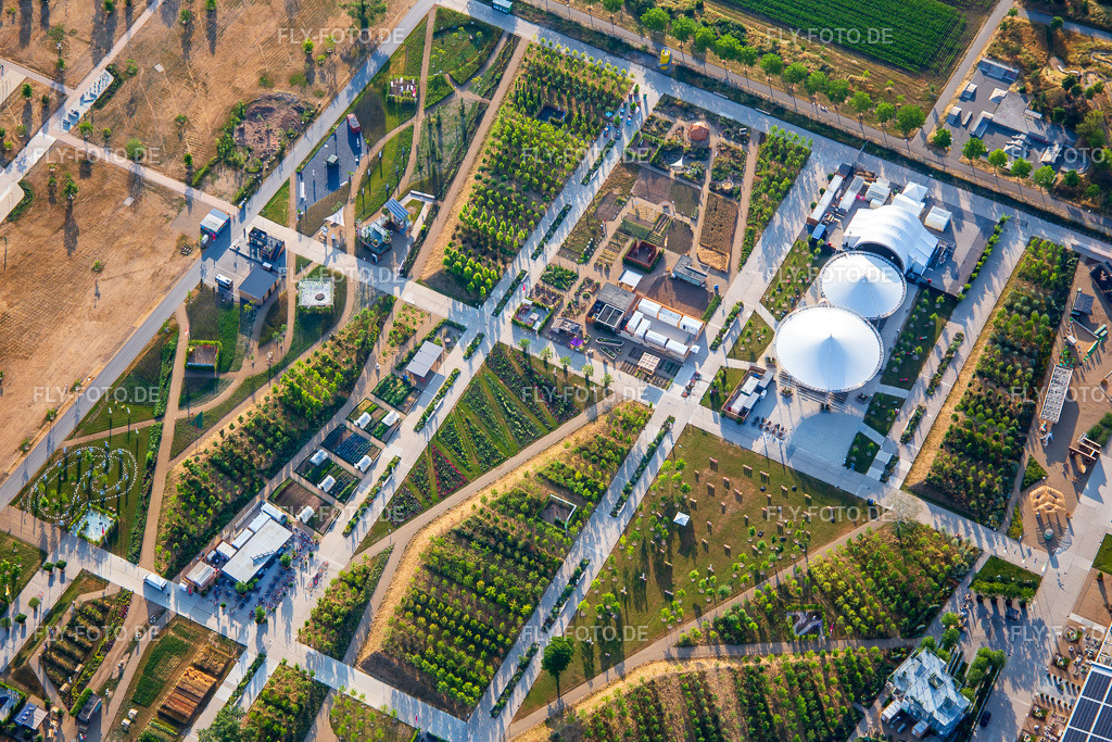 Hauptbühne im Spinelli-Park der Bundesgartenschau Mannheim BUGA 2023 https://www.buga23.de/ | Luftbild: Hauptbühne im Spinelli-Park der Bundesgartenschau Mannheim BUGA 2023 https://www.buga23.de/ im Ortsteil Käfertal in Mannheim im Bundesland Baden-Württemberg in Deutschland. Foto: IMG_136956.jpg vom 24.06.2023 durch ©2025 Werner Riehm fly-foto.de/copyright - Realisiert mit Pictrs.com