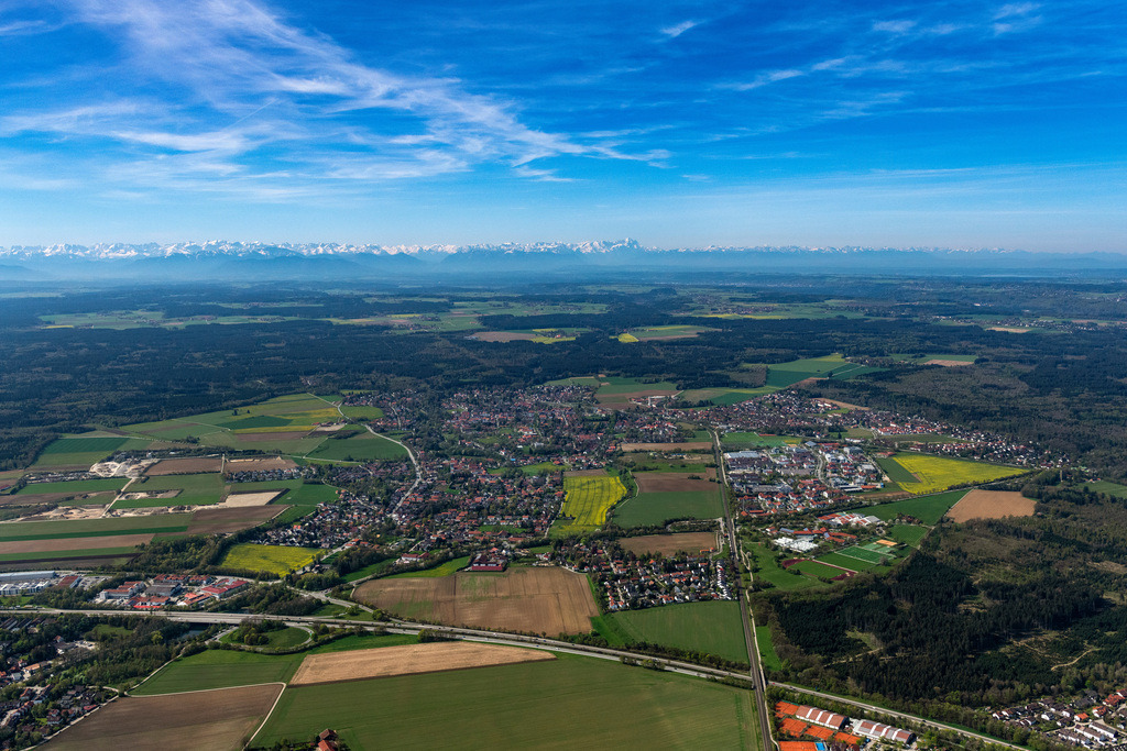 dr__0100625.jpg | UNTERHACHING 04.05.2023 Stadtgebiet mit Außenbezirken und Innenstadtbereich in Unterhaching im Bundesland Bayern, Deutschland. // City area with outside districts and inner city area in Unterhaching in the state Bavaria, Germany. Foto: Daniel Reiter