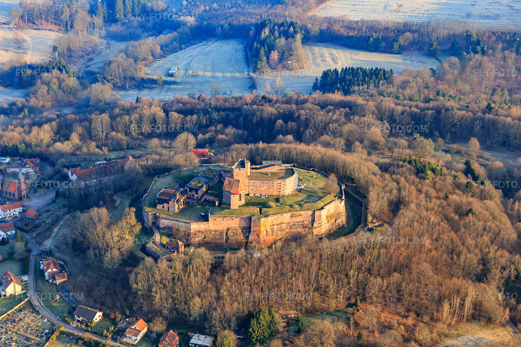 Aerial view: Castle ruins of the Château de Lichtenberg in the Northern Vosges in Lichtenberg in the state Bas-Rhin, France. – Photo: IMG_105282.jpg taken on 03/25/2018 by Werner Riehm/FLY-FOTO.com – Resolution of the original: 5472 x 3648 px