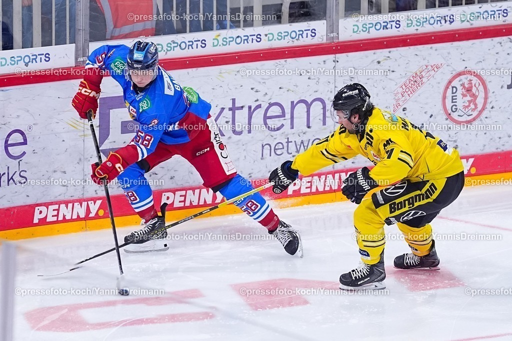 xYDRx30112501059 | 30.11.2025, xydrx, Eishockey, DEL2, Düsseldorfer EG - Krefeld Pinguine, PSD Bank Dome Düsseldorf: Max Balinson (Düsseldorfer EG #58) im Zweikampf gegen Jon Matsumoto (Krefeld Pinguine #11)Photo: xYannisxDreimannxPressefotoKochx