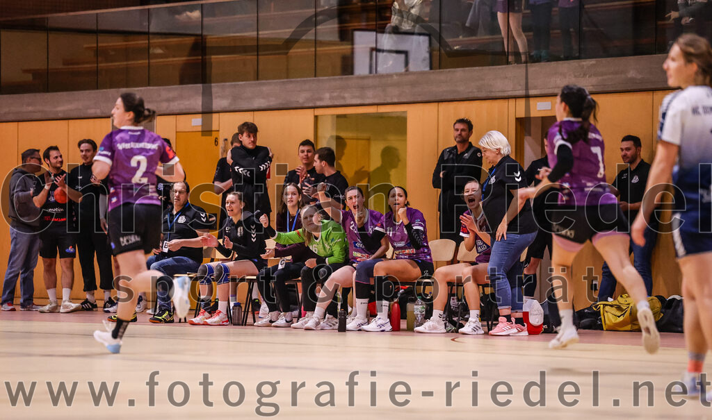 2024-11-24_120_SpVgg_Altenerding_gegen_HC_Donau-Paar_II | Erding, Deutschland, 24.11.2024:Handball, Bezirksoberliga Frauen Altbayern 2024 / 2024, 6. Spieltag, SpVgg Altenerding gegen HC Donau/Paar II, Endergebnis: 24:24Janina Konrad (SpVgg Altenerding, #2), Lara Kullmann (SpVgg Altenerding, #16), Katharina Künstner (SpVgg Altenerding, #23), Nikayla Alston (SpVgg Altenerding, #11), Trainer Christiane Kleine (SpVgg Altenerding)Foto: Christian Riedel / fotografie-riedel.net