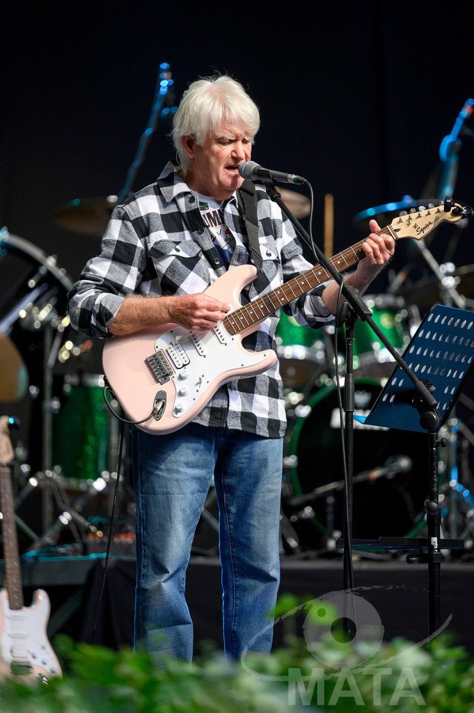 _DWI2412 | John Lees von John Lees' Barclay James Harvest live bei einem Konzert in Serenadenhof Nürnberg, 01.07.2023 - Realisiert mit Pictrs.com