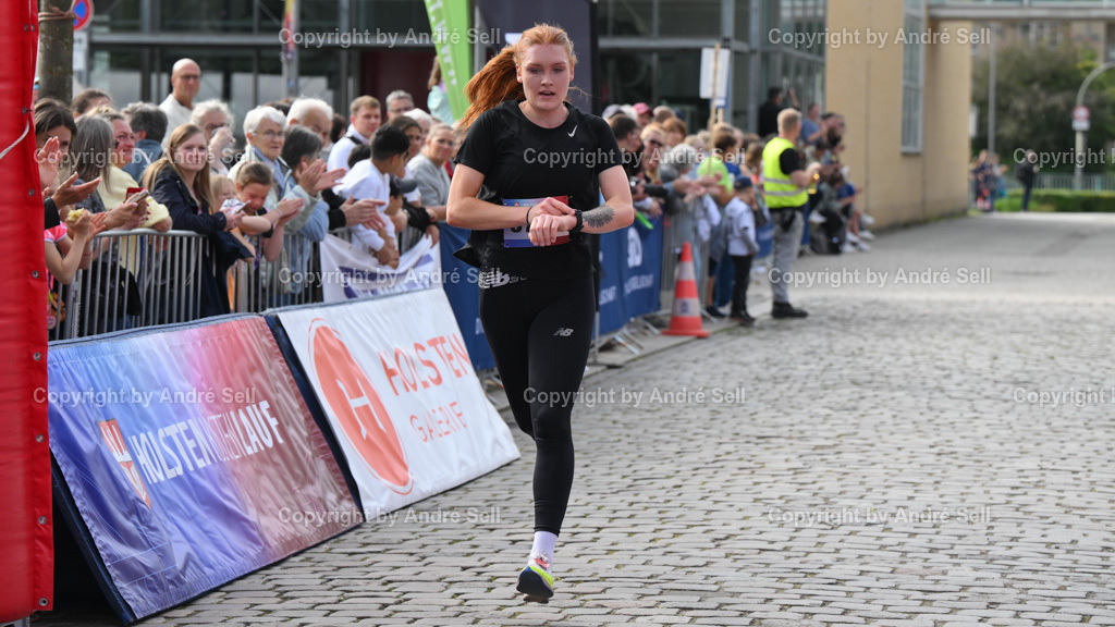 5 km Holsten-Galerie-Lauf | Z9D_4618, 14.06.24, Holstenköstenlauf 2024, 5 km Holsten-Galerie-Lauf, Platz 1 weiblich HÜBNER Janne - SG Todesfelde/Leezen - 5 km-Lauf - Realisiert mit Pictrs.com