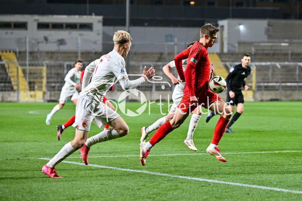 FC Bayern Amateure - FC Augsburg II | im Duell  Felix Constantin MEISER (FC Augsburg II 5) und Magnus DALPIAZ (FC Bayern München II #2) / Zweikampf / Regionalliga Bayern: FC Bayern Muenchen II - FC Augsburg II, Gruenwalder Stadion am 14.03.2025