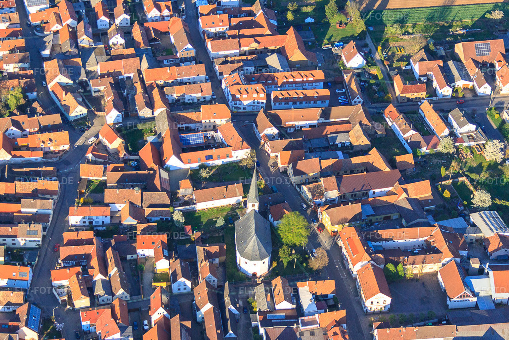 Luftbild: Prot. Kirche Unterdorf im Ortsteil Niederhochstadt in Hochstadt im Bundesland Rheinland-Pfalz in Deutschland. Foto: IMG_56750.jpg vom 25.04.2013 durch Werner Riehm/FLY-FOTO.deAuflösung des Originals: 4653 x 3102 px