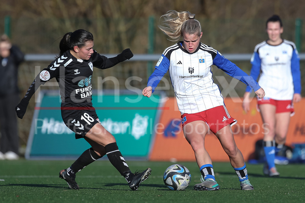 Fussball, Testspiel Frauen, Hamburger SV - Kolding IF | v.li.: Amelie Woelki (Hamburger SV, 27) im Zweikampf, Duell, Dynamik, Aktion, Action, Spielszene